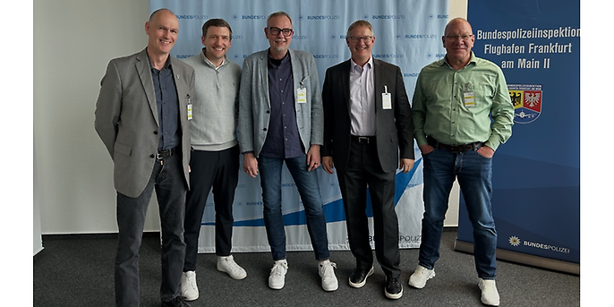 Michael Person from the Federal Police with Lucas Schulten, Martin Ritschel, Bernd Kröger, and Daniel Pilz from the “core police team” at adesso. Michael Person from the Federal Police with Lucas Schulten, Martin Ritschel, Bernd Kröger, and Daniel Pilz from the “core police team” at adesso.