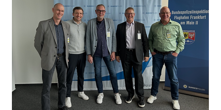 Michael Person from the Federal Police with Lucas Schulten, Martin Ritschel, Bernd Kröger, and Daniel Pilz from the “core police team” at adesso.