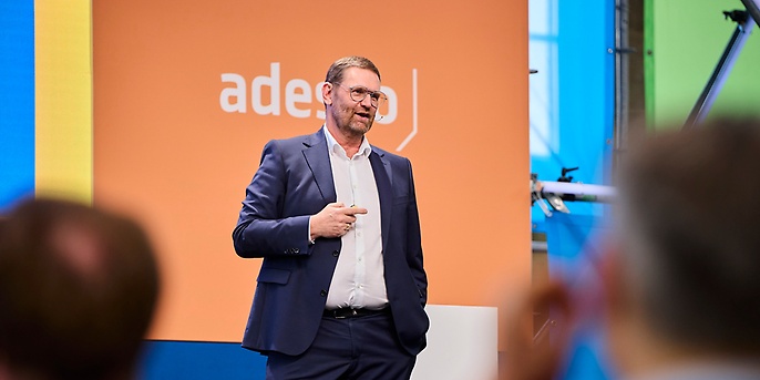 Mark Lohweber, CEO of adesso SE, emphasized the special responsibility of the digital economy for shaping the future of Germany and Europe at the adesso digital day 2025 (Source: adesso)